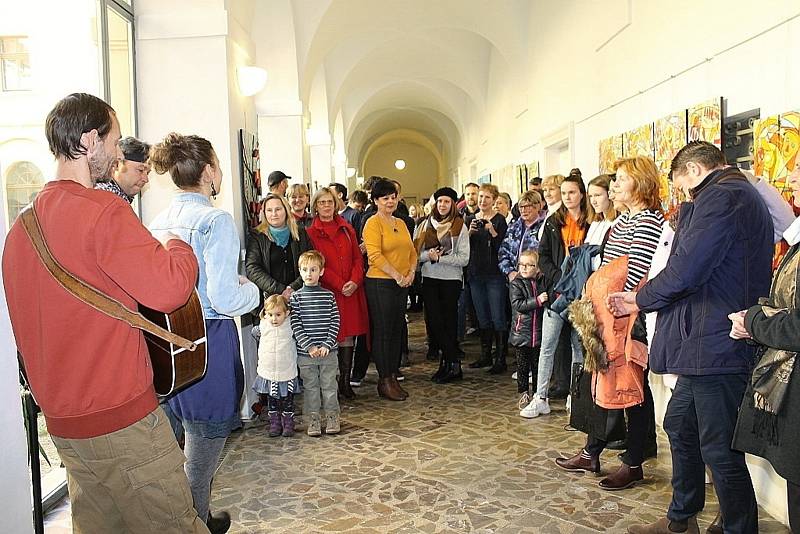 Z vernisáže výstavy obrazů výtvarníka Tomáše Záborce ve vstupní chodbě Knihovny Václava Štecha ve Slaném.