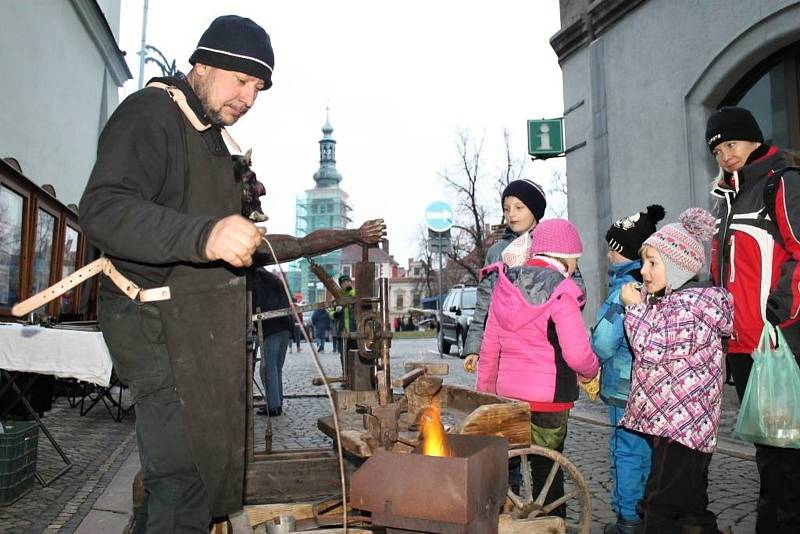 Slavnostně byl rozsvícen vánoční strom a osvětlení města Slaného.