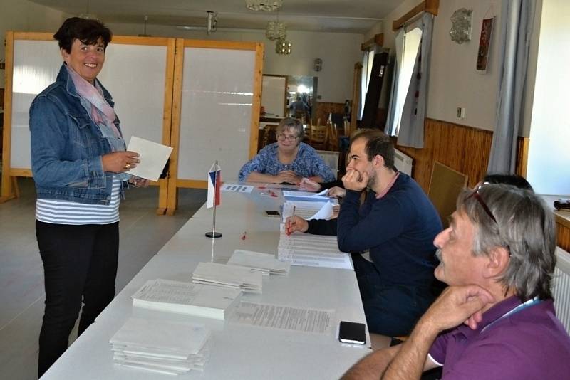 Voliče v Tuchlovicích a v Kačici zvěčnila tradičně fotografka Kladenského deníku Jana Jirásková. Nechybí ani letošní prvovolič z Kačice, student Karel Kučera.