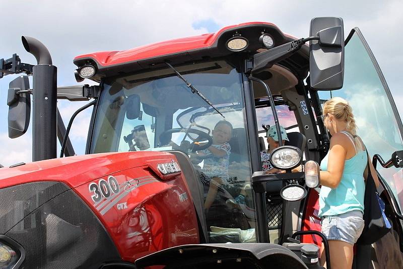 Polní den se konal ve družstvu Agra Řisuty na pracovišti v Ledcích.