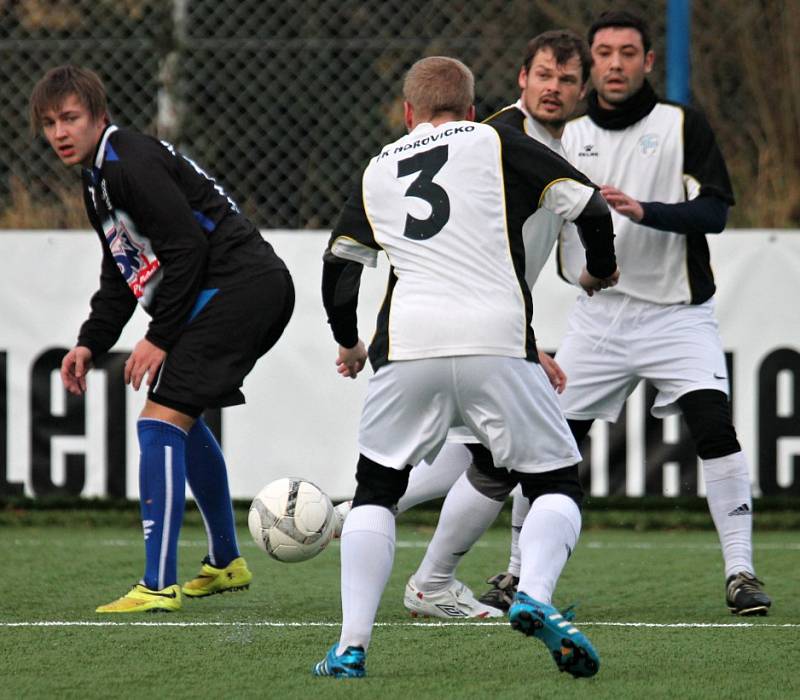 SK Kladno (v černém) si poradilo na Vyšehradu s Hořovickem 2:0. 