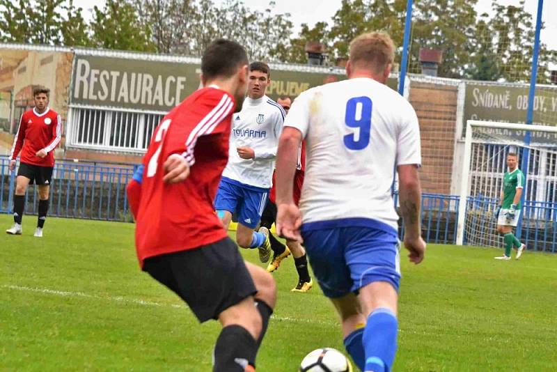 Krajský přebor: Slaný (v bílém) přejelo doma Hvozdnici 6:1.