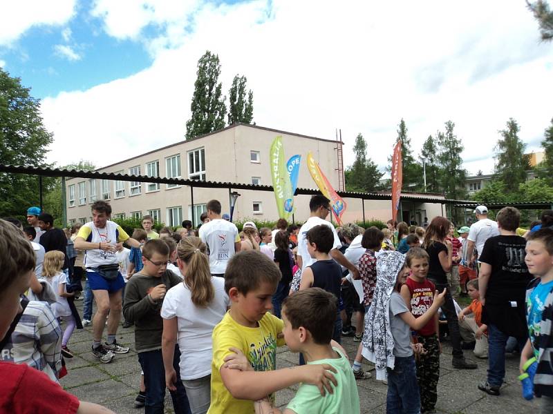 Běžci společně s žáky 12. základní školy běží Rozdělovem. 