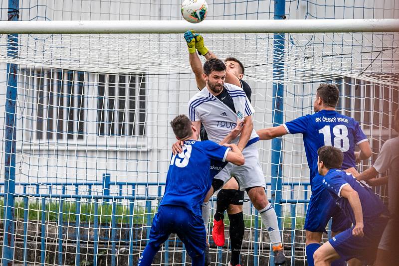 Slaný (v bílém) nečekaně porazilo v divizi Český Brod 2:0.