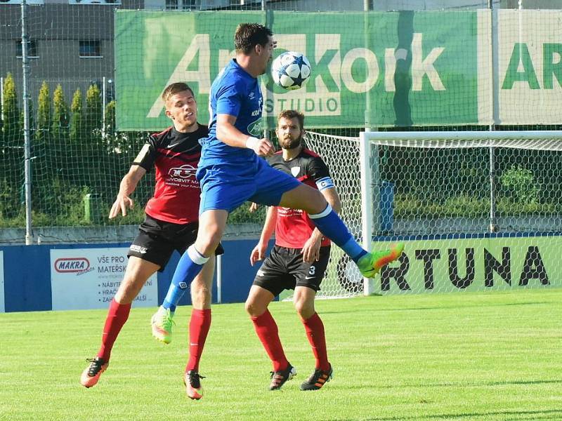 Králův Dvůr (v modrém) podlehl doma v MOL Cupu Táborsku 1:2. 