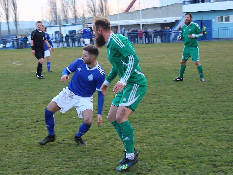 Fotbalisté SK Slaný (v modrém) přehráli doma v divizi B Tatran Rakovník 1:0 až po penaltách.