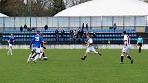 Kladno (v modrém) přetlačilo předposlední Dobříš až v nastaveném čase 1:0.