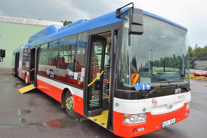 Kladenský dopravce představil slavnostně nové autobusy.