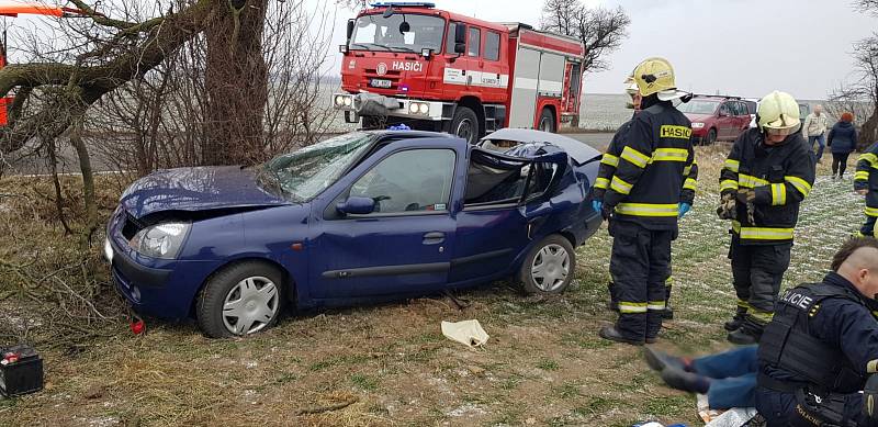 U Pcher na Kladensku havarovalo osobní auto.