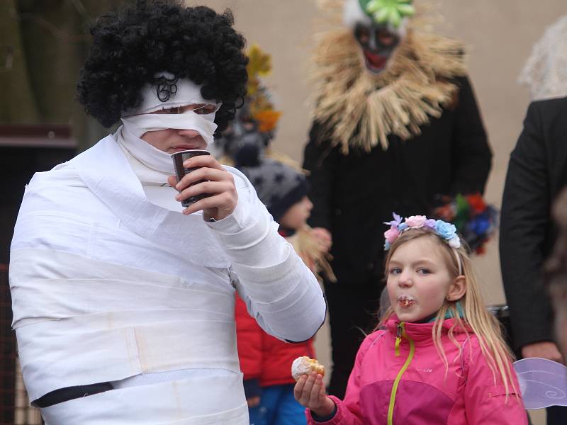 Do průvodu masek se v Buštěhradu zapojilo 381 účastníků.