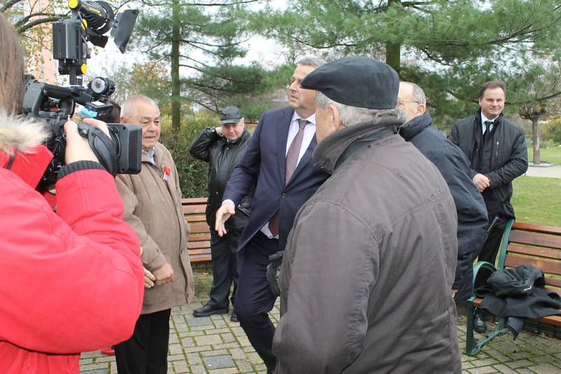 Položení květinových věnců na náměstí Svobody v Kladně u příležitosti Dne válečných veteránů.