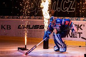 Zápasovou show doplňují také ohně. Kladenští hokejisté pravidelně nastupují na ledovou plochu mezi plameny. Foto: Roman Mareš