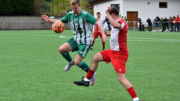 ČFL: Sokol Hostouň (v zelenobílém) remizoval v Rynholci s Karlovými Vary 1:1.