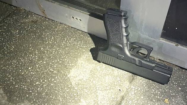 Zbraň podezřelému muži odebrali strážníci na Sítné. Ukázalo se že jde o airsoftovou pistoli.