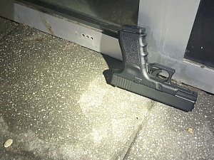 Zbraň podezřelému muži odebrali strážníci na Sítné. Ukázalo se že jde o airsoftovou pistoli.