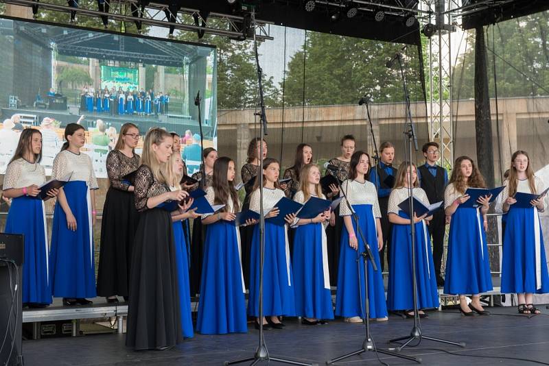 Sobotní koncert Světlo za Lidice. Zpívala Monika Absolonová a čtrnáct dětských pěveckých souborů.