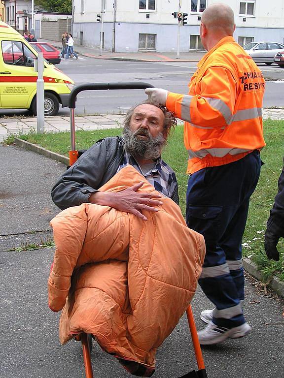 Do nemocnice. Policisté, záchranáři i personál kladenské nemocnice Václava Anděla dobře znají. 