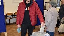 Také v Kladně míří desítky lidí k volbám. Koná se zároveň i historicky první referendum.