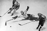 Legendární hokejista Kladna Milan Nový na Izvestijích v roce 1976 takhle překonal švédského brankáře Görana Högostu.