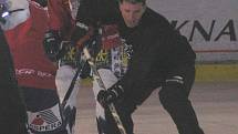 Hokejové fintičky předvedl i kouč Jaroslav Šilhavý.