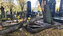 Poškozené hroby na slánských hřbitovech po vichru 21. října 2021.