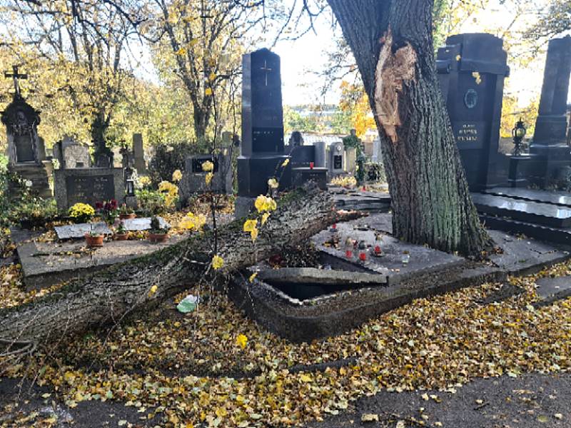 Poškozené hroby na slánských hřbitovech po vichru 21. října 2021.