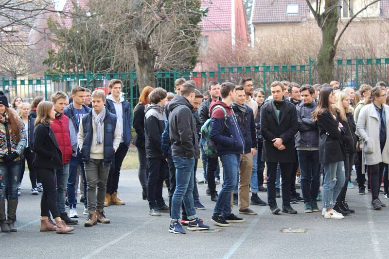 Ve dvoře Gymnázia Kladno stávkovaly stovky studentů.