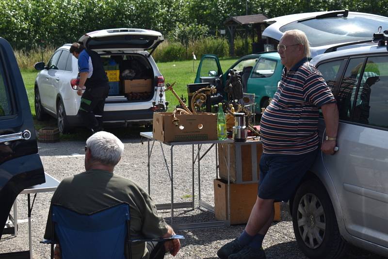 Buštěhradská burza starožitností.