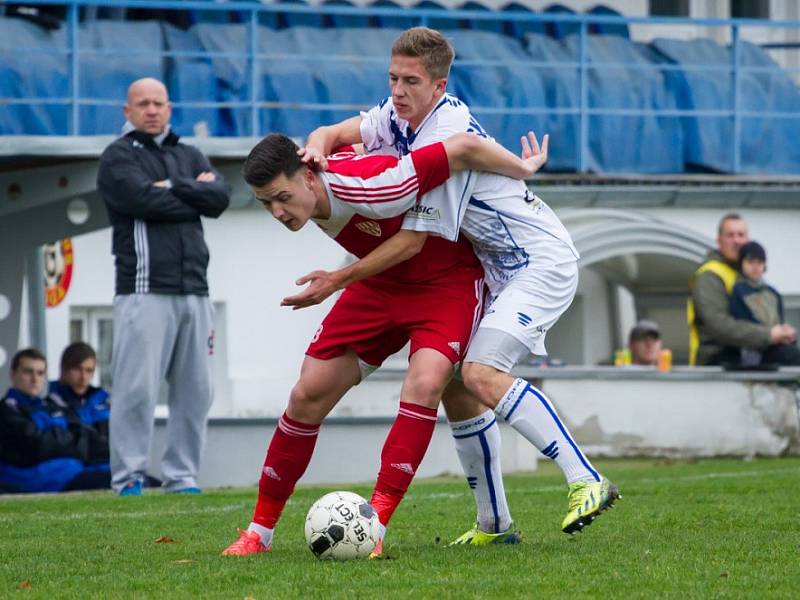 Kladno (v bílém) sehrálo s prvními Brozany výbornou partii, přesto prohrálo 0:1. 