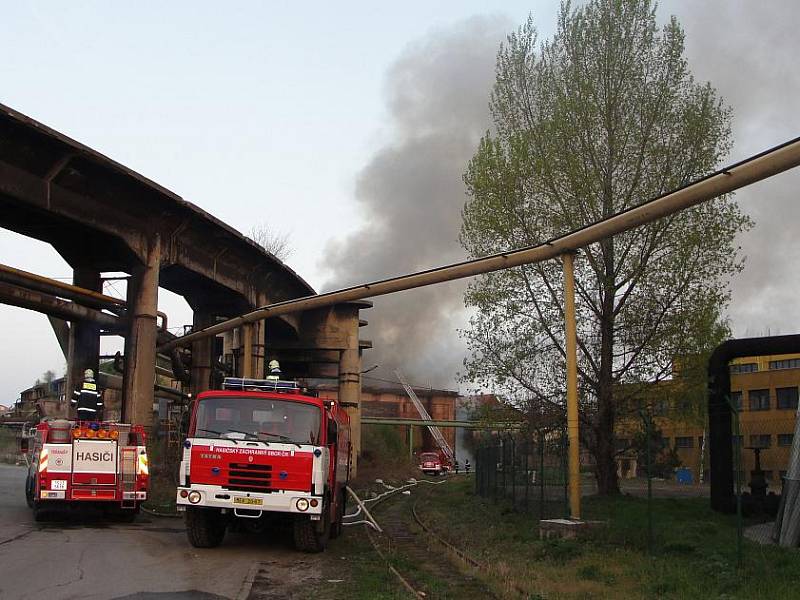 Obrovský požár vypukl ve čtyři hodiny ráno v areálu bývalé huti Koněv. 
