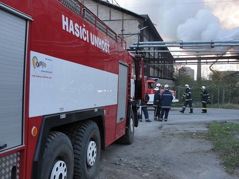 Obrovský požár vypukl ve čtyři hodiny ráno v areálu bývalé huti Koněv. 