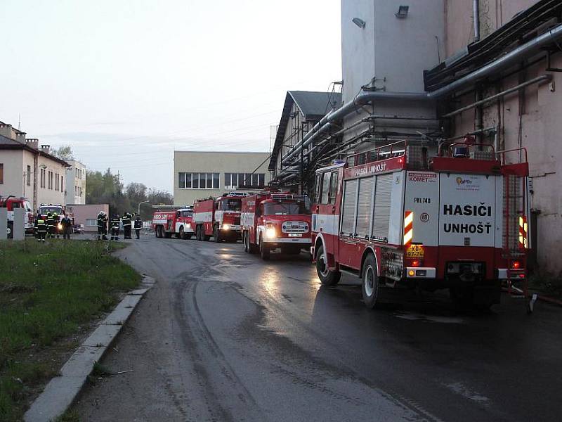 Obrovský požár vypukl ve čtyři hodiny ráno v areálu bývalé huti Koněv. 