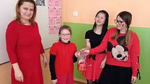 Téměř všichni žáci i zaměstnanci školy přišli oděni v červené barvě.
