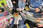 Školáci uspořádali ponožkový den podporu lidí s postižením.