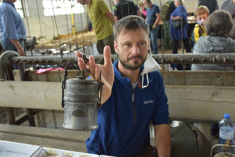 Burza minerálů a fosílií v hornickém skanzenu.