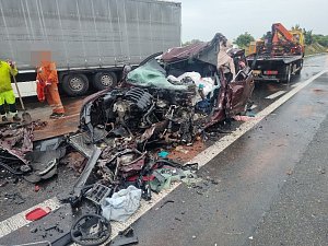 Tragická nehoda tří vozidel uzavřela silnici u Slaného 
