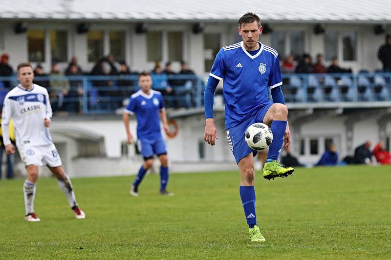 Derby v di vizi ovládlo Kladno (v bílém), doma porazilo Slaný 4:1.