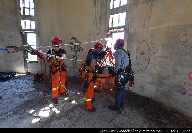 Hasiči trénovali na vodárenské věži v Kladně svoji zdatnost. Foto: MV-GŘ HZS ČR/ Jan Kostík a Roman Tesáček