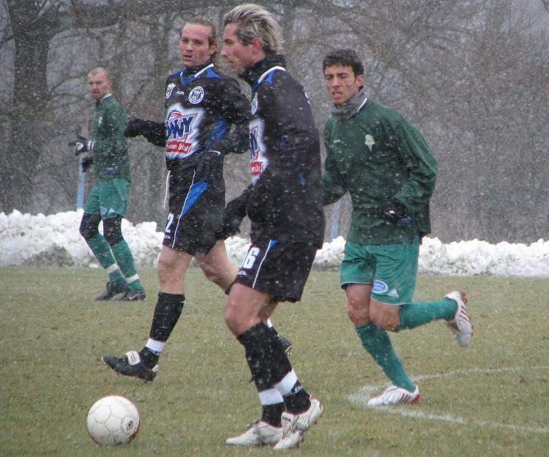 Příprava SK Kladno - Karlovy Vary 3:0. Míč vede Patrik Gross, přihlíží Tomáš Strnad. 