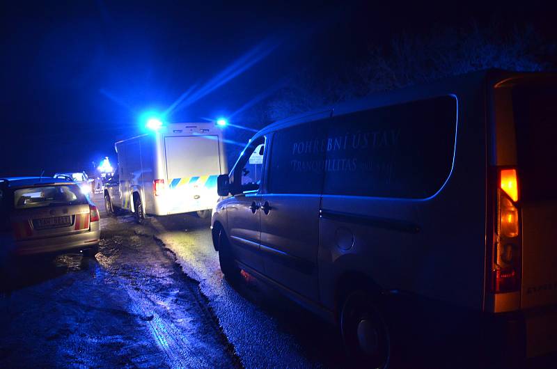 Na silnici u Velvar srazilo auto cyklistu, ten na místě zemřel.