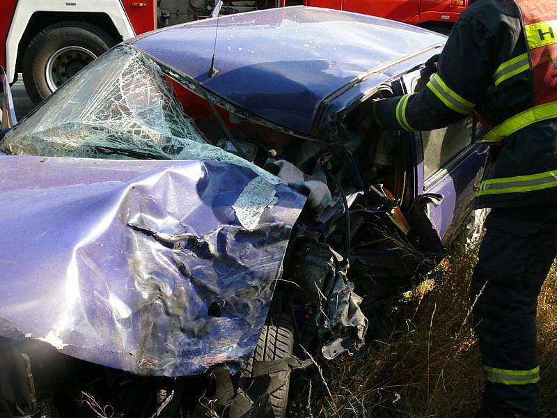 Dopravní nehoda tří vozidel na silnici Mšec - Slaný v pátek po 17 hodině. Jedno zranění smrtelné, druhé velmi vážné, třetí lehké.
