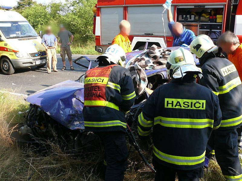 Dopravní nehoda tří vozidel na silnici Mšec - Slaný v pátek po 17 hodině. Jedno zranění smrtelné, druhé velmi vážné, třetí lehké.