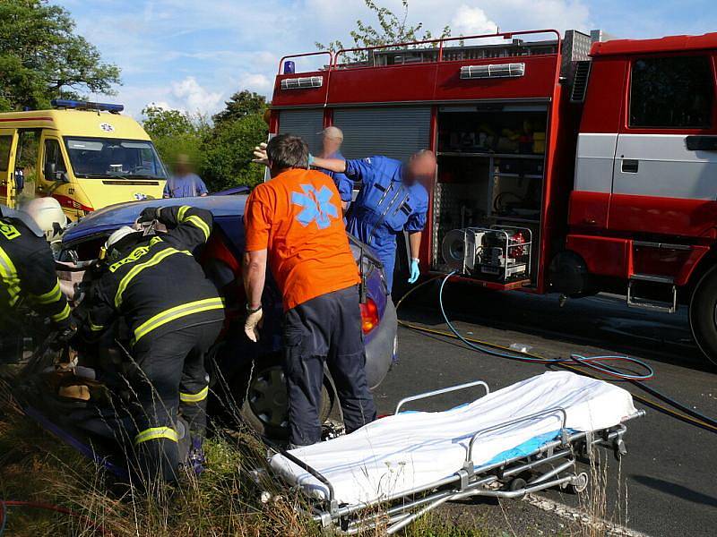 Dopravní nehoda tří vozidel na silnici Mšec - Slaný v pátek po 17 hodině. Jedno zranění smrtelné, druhé velmi vážné, třetí lehké.