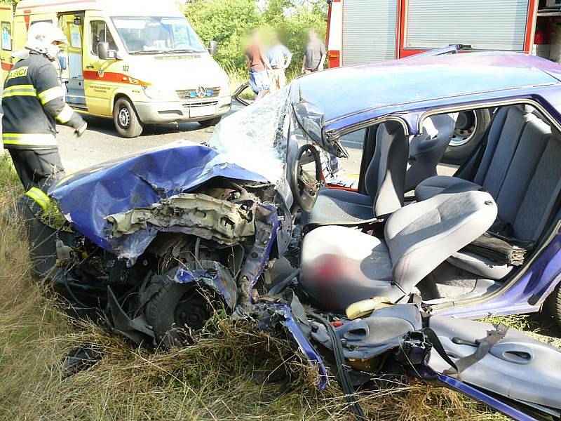 Dopravní nehoda tří vozidel na silnici Mšec - Slaný v pátek po 17 hodině. Jedno zranění smrtelné, druhé velmi vážné, třetí lehké.