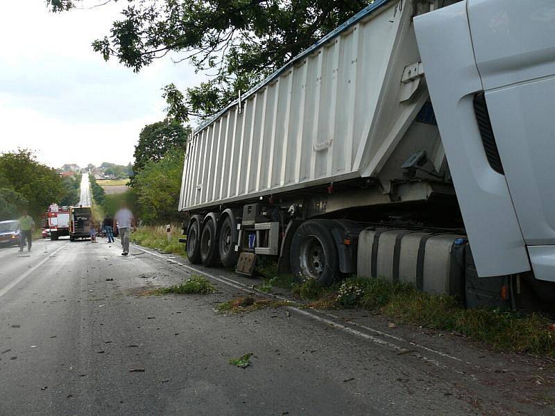 Dopravní nehoda tří vozidel na silnici Mšec - Slaný v pátek po 17 hodině. Jedno zranění smrtelné, druhé velmi vážné, třetí lehké.