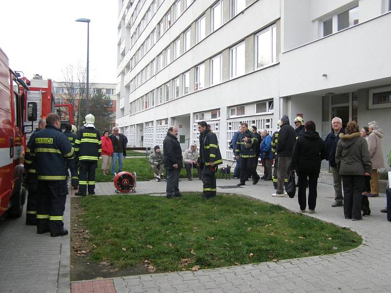 Hasiči kvůli bezpečnosti evakuovali desítky lidí.