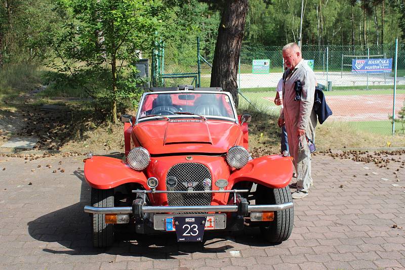 V rámci Veteran rallye Kladno byla na silnicích k vidění třicítka historických vozidel.