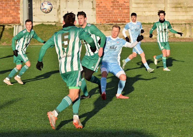 Slovan Bratislava B (ve světle modrém) porazil v přípravě Sokol Hostouň 2:1.