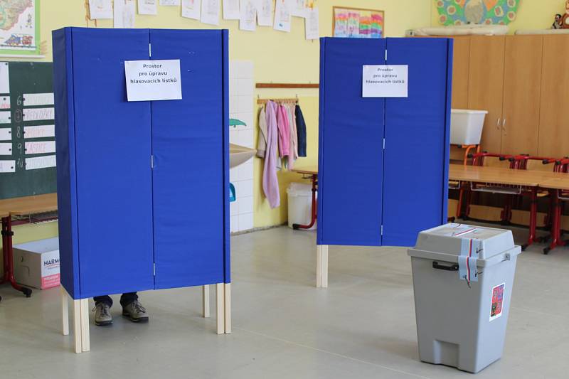 Lidé volicí ve volebních místnostech v budově kladenské základní školy v Doberské ulici.