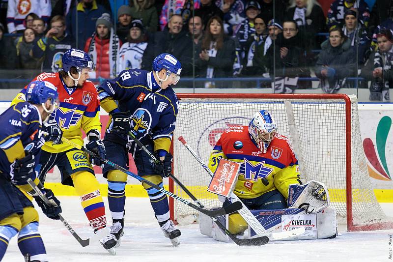 České Budějovice porazily ve čtvrtém zápase série Kladno (v modrém) a snížily stav na 1:3.